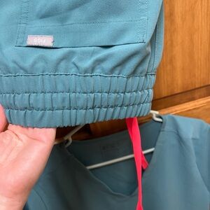 FIGS Teal scrub set - top XL bottom L